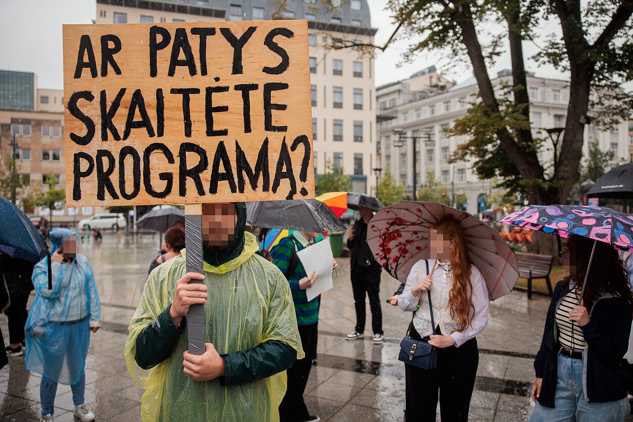 Mokinių protestas prie Vyriausybės dėl egzaminų rezultatų Mokinių protestas prie Vyriausybės dėl egzaminų rezultatų