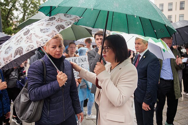 Mokinių protestas prie Vyriausybės dėl egzaminų rezultatų Mokinių protestas prie Vyriausybės dėl egzaminų rezultatų