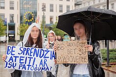 Mokinių protestas prie Vyriausybės dėl egzaminų rezultatų Mokinių protestas prie Vyriausybės dėl egzaminų rezultatų