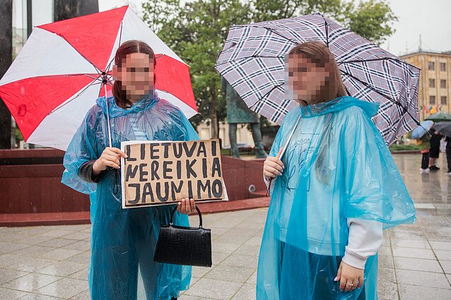 Mokinių protestas prie Vyriausybės dėl egzaminų rezultatų Mokinių protestas prie Vyriausybės dėl egzaminų rezultatų