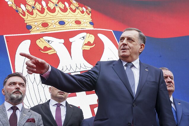 Bosnijos serbų lyderis Miloradas Dodikas, šiais metais nuteistas dėl nepaklusimo pokario Bosnijos taikos susitarimams, taip pat žinomas dėl serbų karo nusikaltimų neigimo