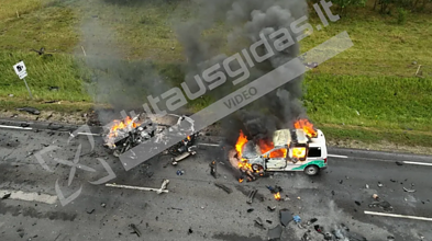 Susišaudymo metu įtariamojo automobilis ir tarnybinis policijos automobilis užsiliepsnojo.