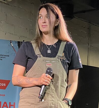 Jarina Čornohuz skaito fronte sukurtas savo eiles