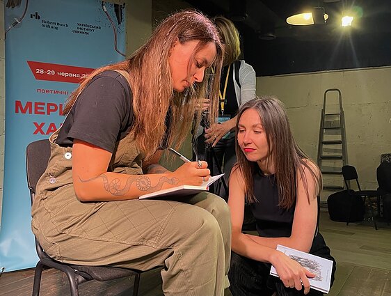 Poetė pasirašo gerbėjai 