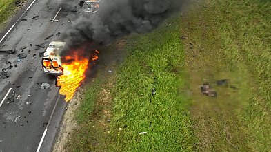 В Алитусском районе во время перестрелки загорелись автомобили подозреваемого и полиции