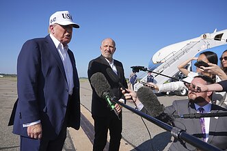 Donaldas Trumpas (kairėje)