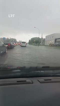 Klaipėdą užklupo stipri liūtis: apsėmė gatves ir trikdė eismą