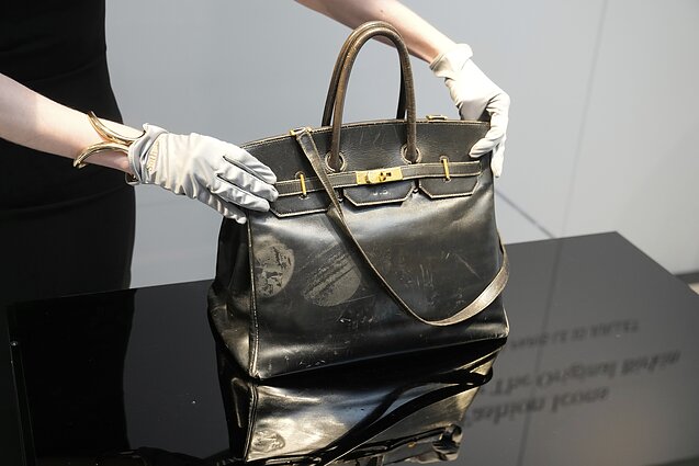 Legenda neblėsta: už originalią „Birkin“ rankinę aukcione paklojo 8,6 mln. eurų
