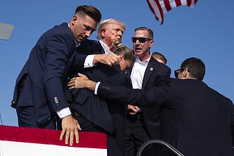 Rinkiminiame renginyje pasikėsinta į Donaldą Trumpą