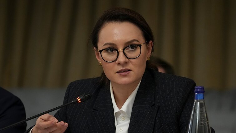 Zelenskis nori naujos premjerės: teiks tvirtinti pirmąją vicepremjerę Juliją Svyrydenko