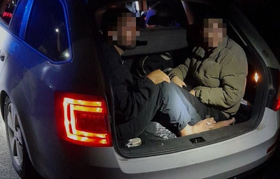 VSAT Lietuvos kolegoms padėjo sučiupti du latvius bei nelegaliai jų gabentus penkis migrantus