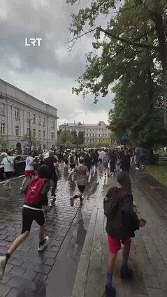 Jauni IShowSpeed gerbėjai lydi pasaulinę žvaigždę