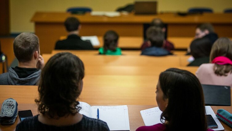 Skatina studijų programas skaityti įdėmiai: per neatidumą kai kam teko mokytis ir anglų k.