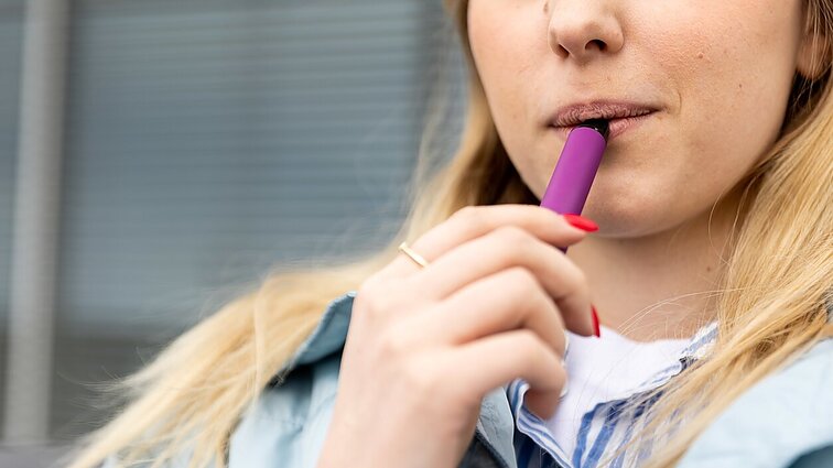 Ministras palaiko siūlymą uždrausti vienkartinių elektroninių cigarečių pardavimą