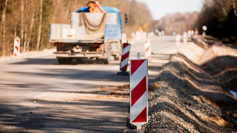 „Žema kaina negarantuoja kokybės“: Šakių savivaldybė skundžiasi nekokybišku kelių tvarkymu