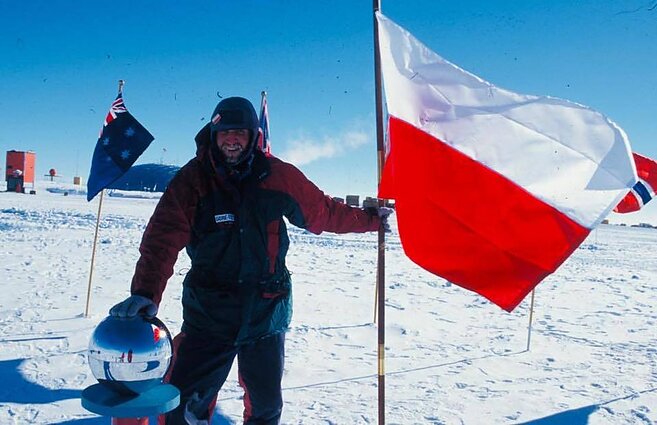 Marek Kamiński z flagą Polski na Biegunie Południowym