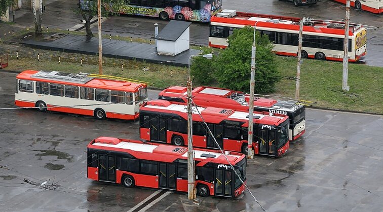 Vilniuje apšaudyti 25 VVT autobusai: nuostoliai skaičiuojami dešimtimis tūkstančių