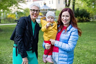 Lina Mieliauskienė ir Eva Basevičiūtė su anūke Lina Mieliauskienė ir Eva Basevičiūtė su anūke