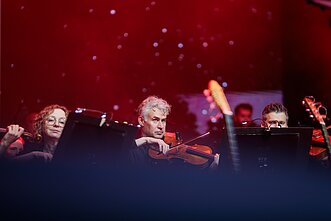Britų grupės „Fink“ dainos Vilniuje suskambo su orkestru Britų grupės „Fink“ dainos Vilniuje suskambo su orkestru