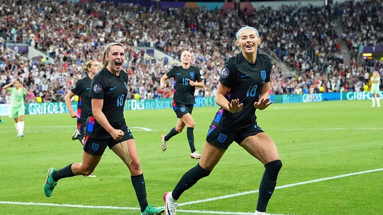 Vėlyvus įvarčius pelniusios anglės žais Europos moterų futbolo čempionato finale