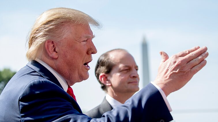 Trumpą klampinant Epsteino istorijai, bus apklausta jo gyvenimo ir nusikaltimų partnerė