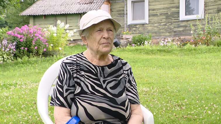 Sunkiai vaikštanti senjorė turi tempti šiukšles į konteinerį už kilometro: „Kovoju jau 3 metus“