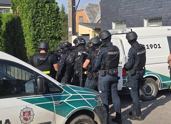 Policijos ir rinktinės „Aras“ pareigūnai Šiauliuose