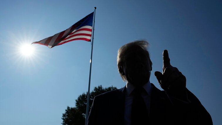 Nauja muitų tikrovė: artėjant rugpjūčiui, Trumpo žadėtų prekybos susitarimų – nematyti