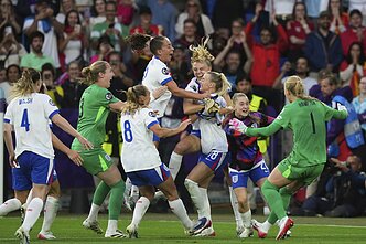 Anglijos moterų futbolo rinktinė triumfuoja Europos moterų futbolo čempionate