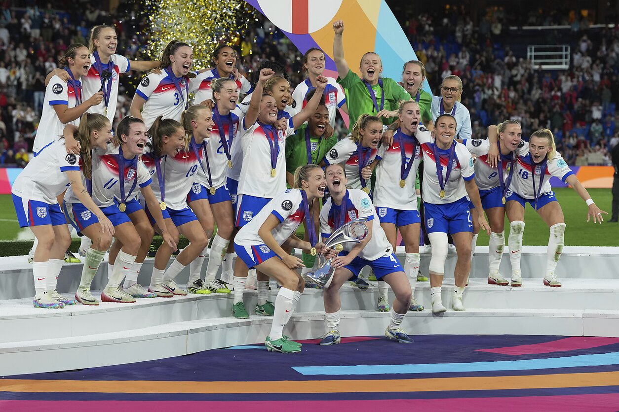 Anglijos moterų futbolo rinktinė triumfuoja Europos moterų futbolo čempionate