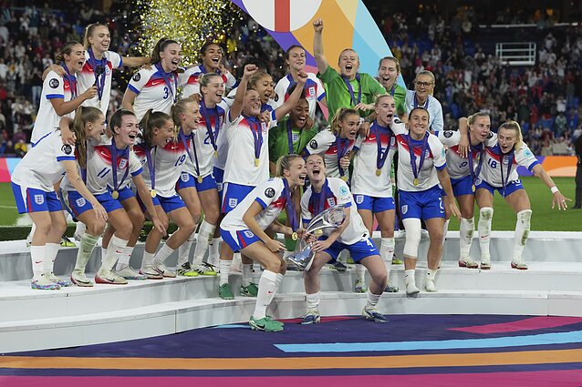 Anglijos moterų futbolo rinktinė triumfuoja Europos moterų futbolo čempionate