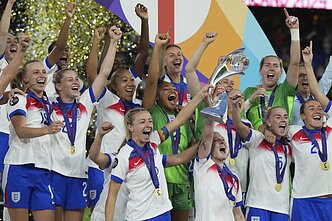Anglijos moterų futbolo rinktinė triumfuoja Europos moterų futbolo čempionate
