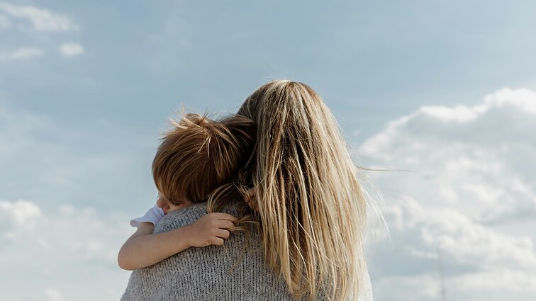 „Reikia nežiūrėti į ją kaip į auką“: mentorystės programa kviečia įgalinti vienišas mamas