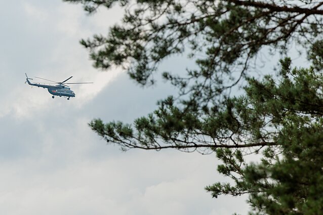 Ведомства исследуют местность воможного падения объекта; вертолёт