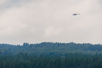 Ведомства исследуют местность воможного падения объекта; вертолёт