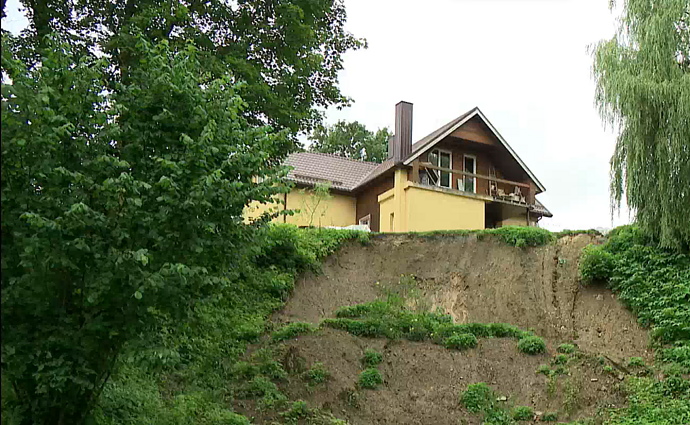 Vilniaus rajono gyventojai baiminasi, kad dar viena liūtis gali nuplauti jų sodybą į Nerį