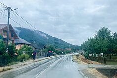 Pakeliui į Srebrenicos genocido memorialą vietiniai serbai pakelėje iškabina per karą žuvusių serbų nuotraukas