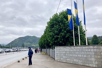 Viena valstybė – dvi policijos pajėgos. Šis serbų pareigūnas budi prie Srebrenicos memorialo, bet negali peržengti vartų