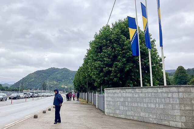 Viena valstybė – dvi policijos pajėgos. Šis serbų pareigūnas budi prie Srebrenicos memorialo, bet negali peržengti vartų