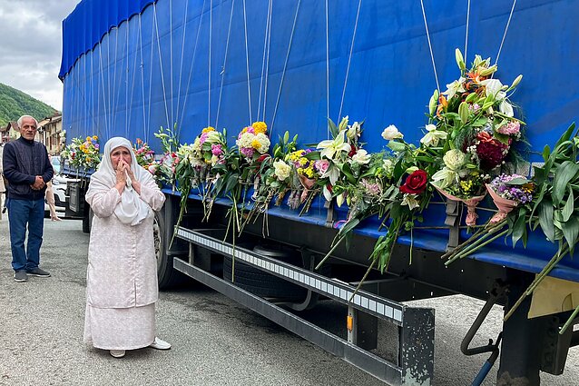 Sunkvežimis su septyniais šiais metais atrastais Srebrenicos genocido aukų palaikais pakeliui į kapines. Kiekviename miestelyje jo laukia minia norinčiųjų atiduoti pagarbą