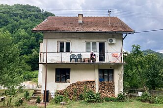 Moteris savo namuose Srebrenicoje, kur buvo nužudyti 8 tūkstančiai vyrų ir berniukų