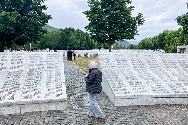 Moteris Srebrenicos aukų memoriale