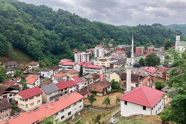 Srebrenicos miestelis. Už kalnų – Serbija