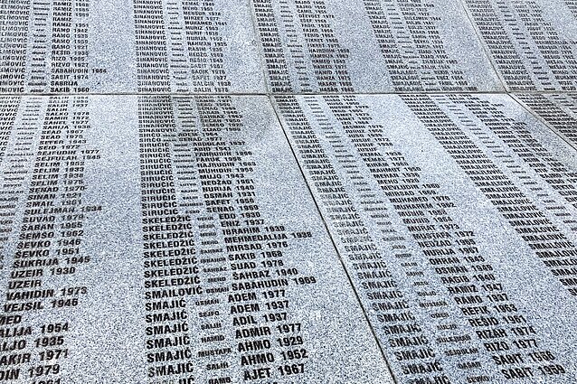 Vienodos pavardės ant paminklo Srebrenicos aukų kapinėse, daugeliu atvejų buvo nužudyti visi giminės vyrai
