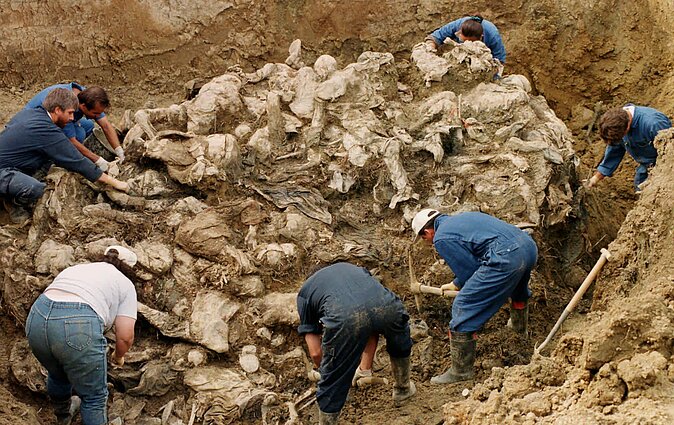 Tarptautinio Hagos tribunolo ekspertai atidengia Srebrenicos žudynių palaikus. Maždaug tūkstantis palaikų dar nerasti, paieškas sunkina tai, kad serbų pajėgos karo pabaigoje kūnus ėmė atkasinėti ir slėpti