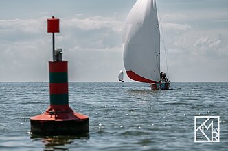 Rusijos siunčiami ryšio trikdžiai klaidino kone pusšimtį „Kuršių marių regatoje“ startuojančių komandų Rusijos siunčiami ryšio trikdžiai klaidino kone pusšimtį „Kuršių marių regatoje“ startuojančių komandų