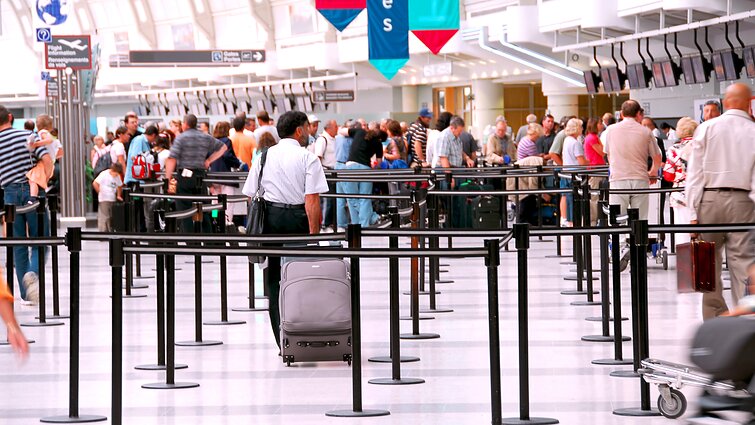 Europa sprendžia turizmo išbandymus: perpildytos gatvės, užimti butai, žmonių masės