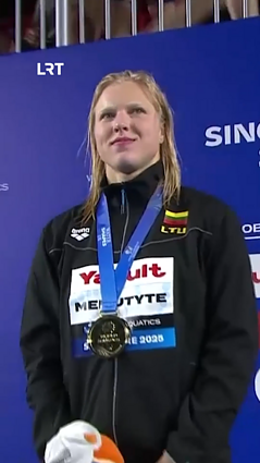 Jautri akimirka: Rūtai Meilutytei įteiktas aukso medalis