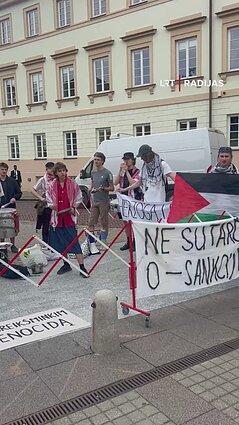 „Izraeliui gėda gėda“: Izraelio prezidentą Vilniuje pasitiko protestas