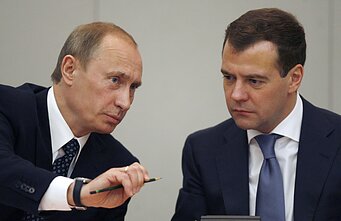 Tuometis Rusijos prezidentas Dmitrijus Medvedevas klauso tuo metu ministro pirmininko pareigas ėjusio Vladimiro Putino, 2008 m.